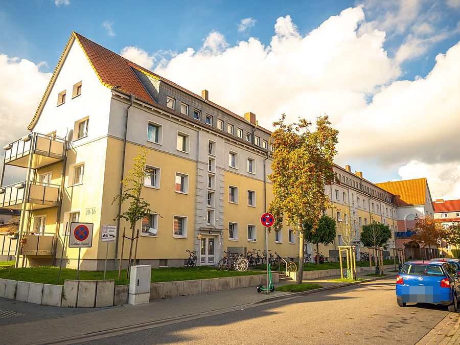 Mehrgeschossige Wohnanlage der Vorkriegszeit mit nachtr&auml;glich angebauten Balkonen