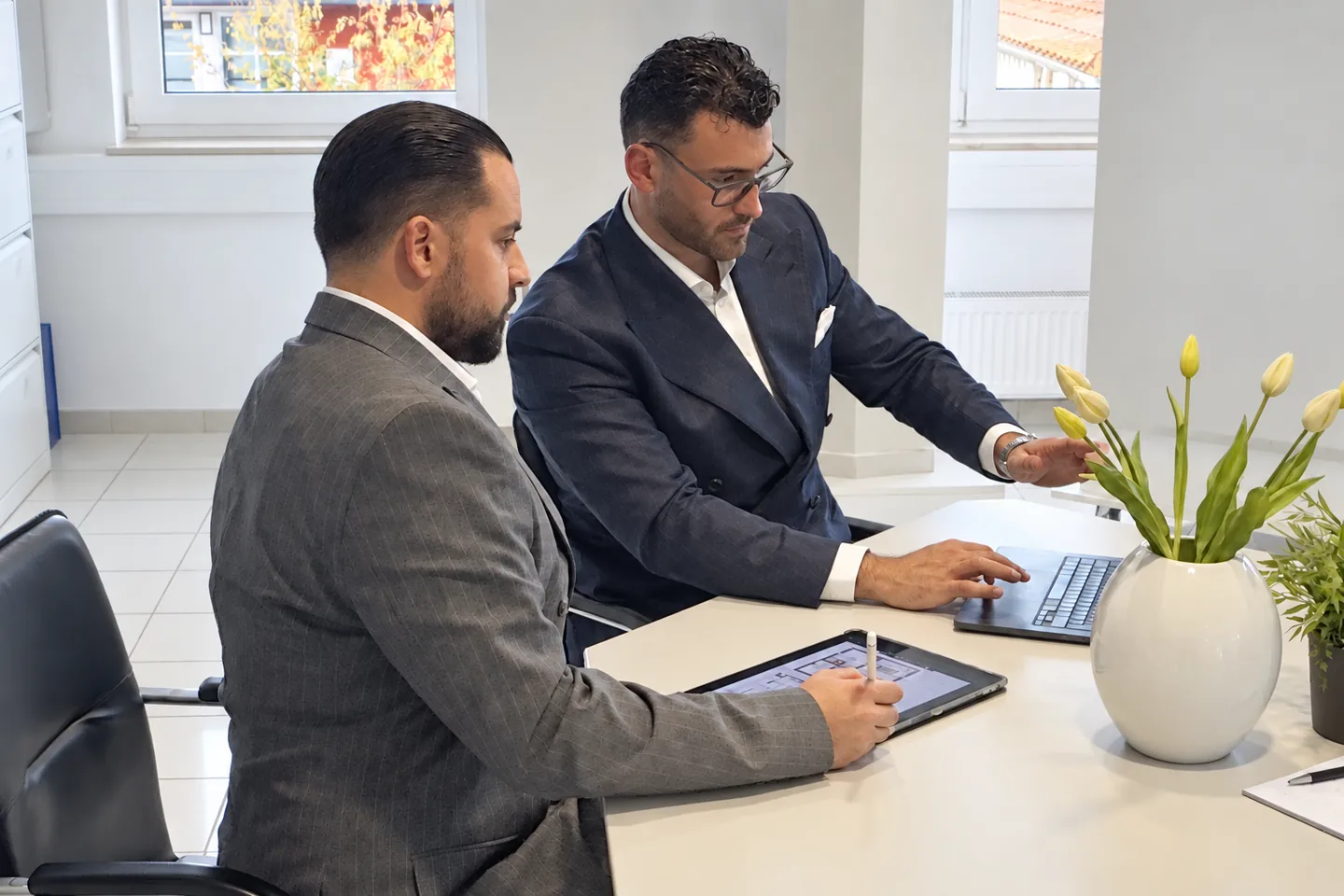 Nandino und Vito Donnarumma arbeiten gemeinsam mit Tablet und Laptop