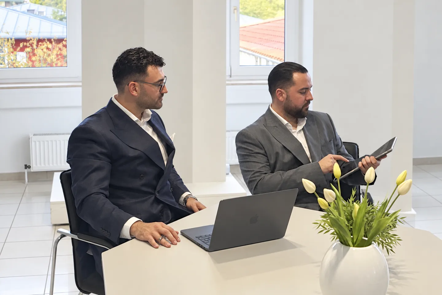 Vito und Nandino Donnarumma bei der gemeinsamen Besprechung am Laptop und Tablet