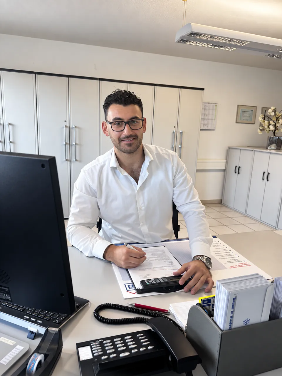 Vito Donnarumma am Arbeitsplatz mit Bewertungsunterlagen